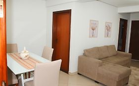Dois quartos Cozinha completa Wi Fi Self check in com senha Central e perto de tudo a 4,4Km da Rodoviária e 15,4Km do Aeroporto Apartamento 101